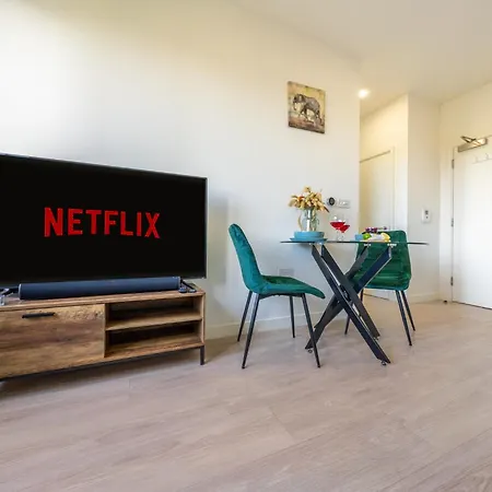 Luxury 1 Bedroom Serviced Apartment With Roof Terrace & Gym Stevenage Exterior photo