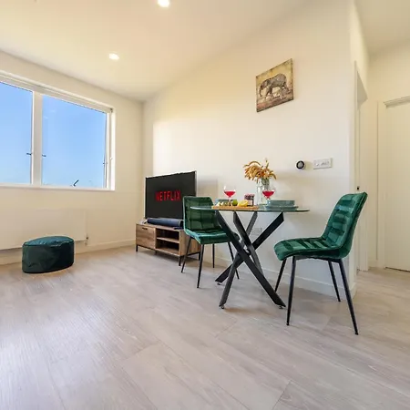 Luxury 1 Bedroom Serviced Apartment With Roof Terrace & Gym Stevenage Exterior photo