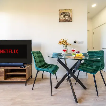 Luxury 1 Bedroom Serviced Apartment With Roof Terrace & Gym Stevenage Exterior photo