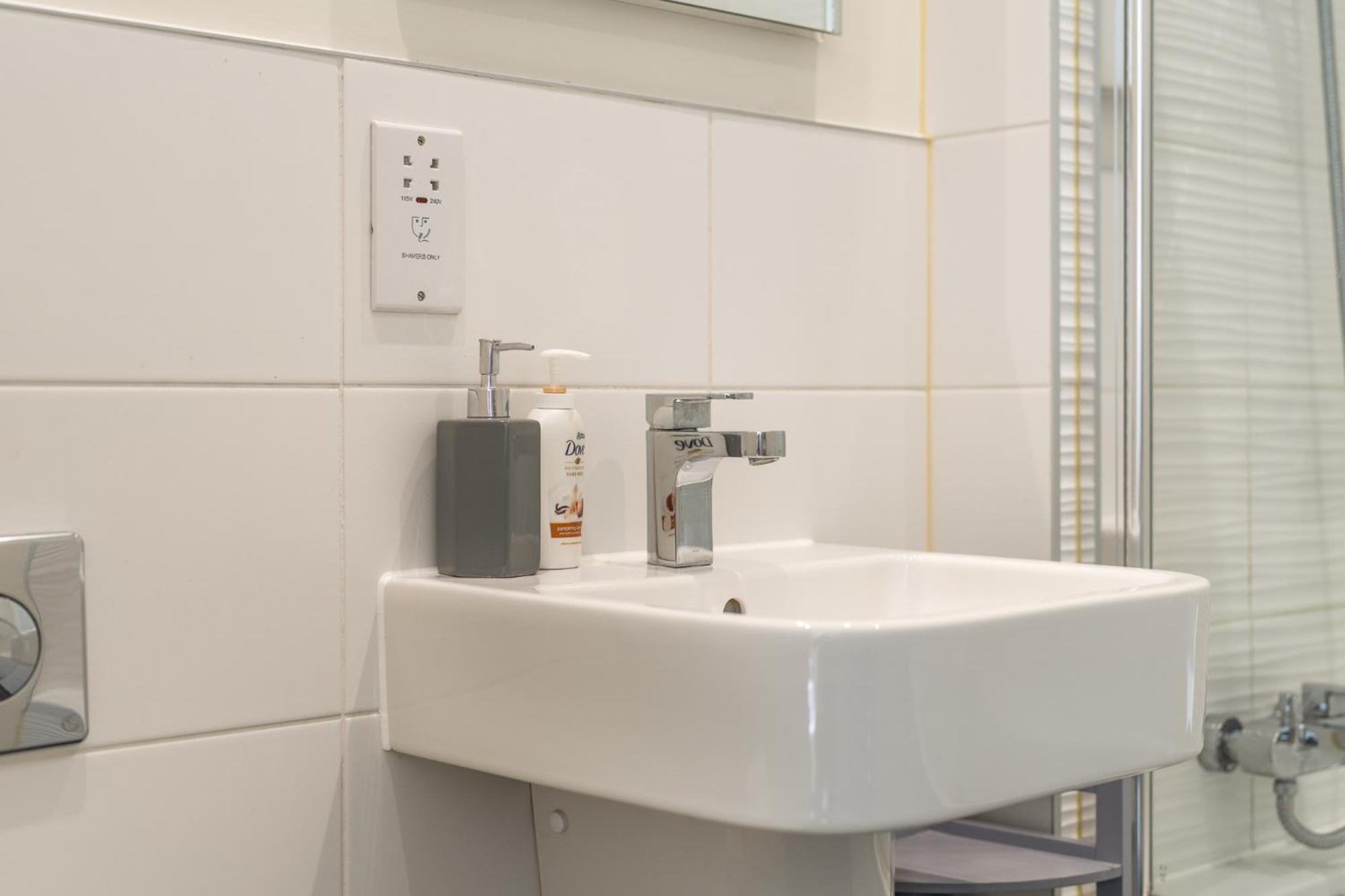 Luxury 1 Bedroom Serviced With Roof Terrace & Gym Apartment Stevenage