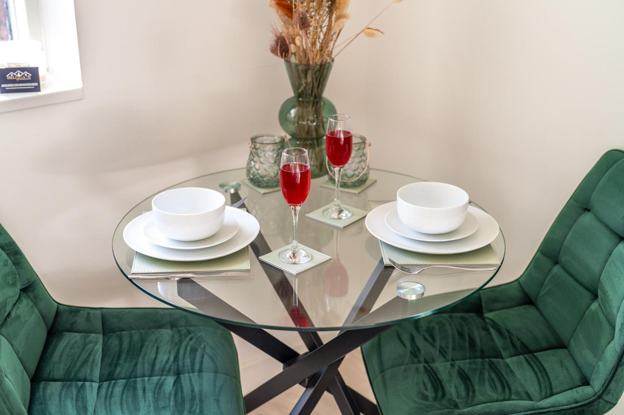 Luxury 1 Bedroom Serviced With Roof Terrace & Gym