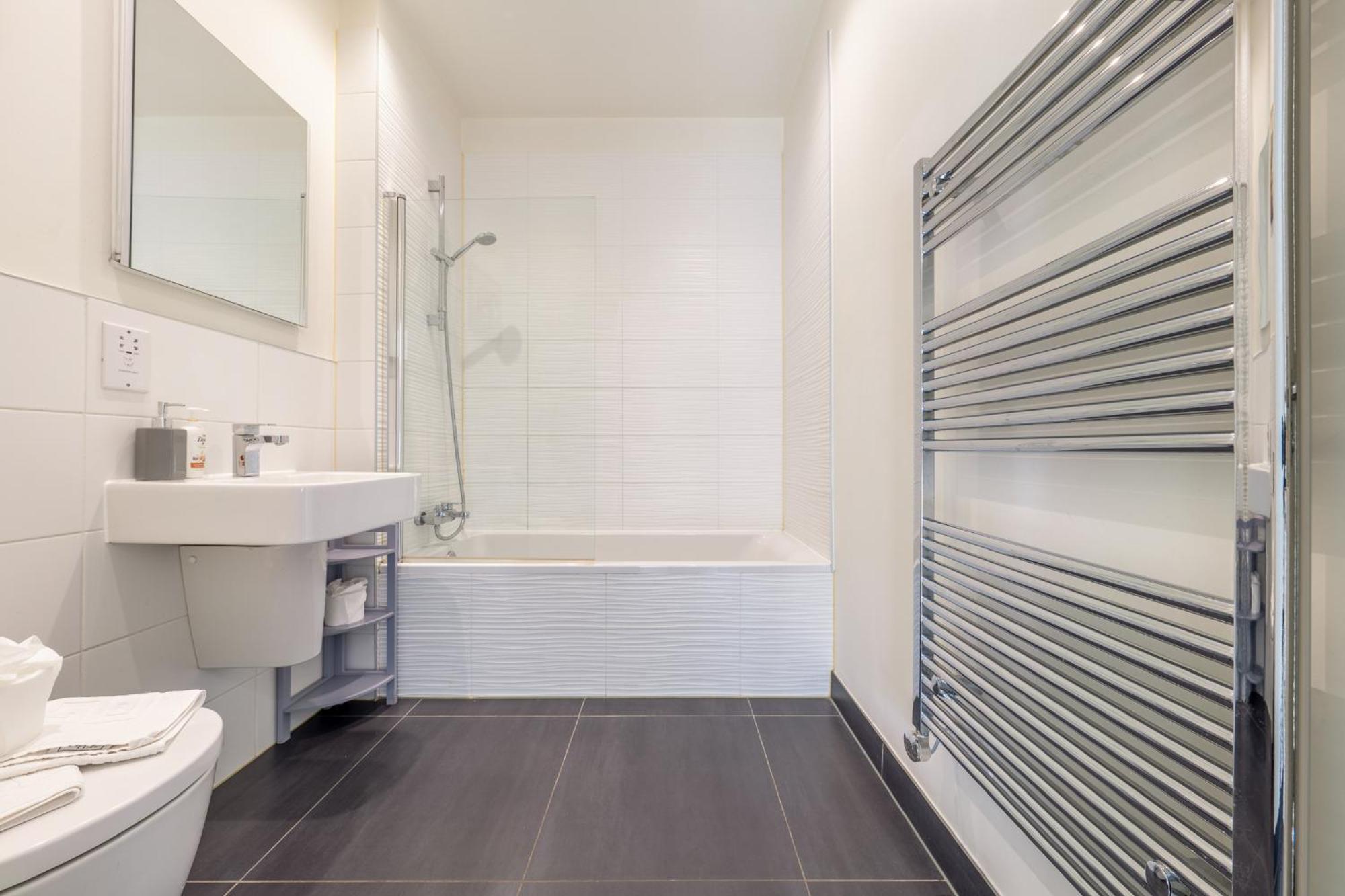 Luxury 1 Bedroom Serviced With Roof Terrace & Gym Apartment