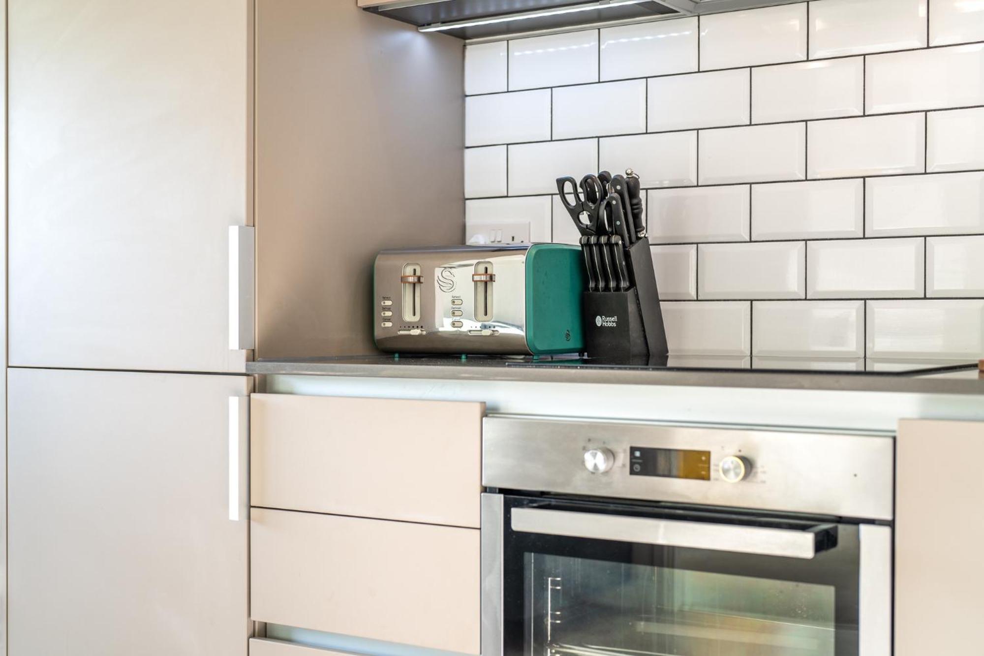 Luxury 1 Bedroom Serviced With Roof Terrace & Gym Apartment *
