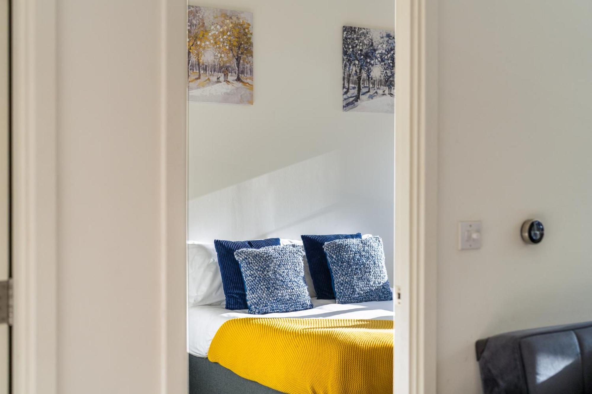 Apartment Luxury 1 Bedroom Serviced With Roof Terrace & Gym *