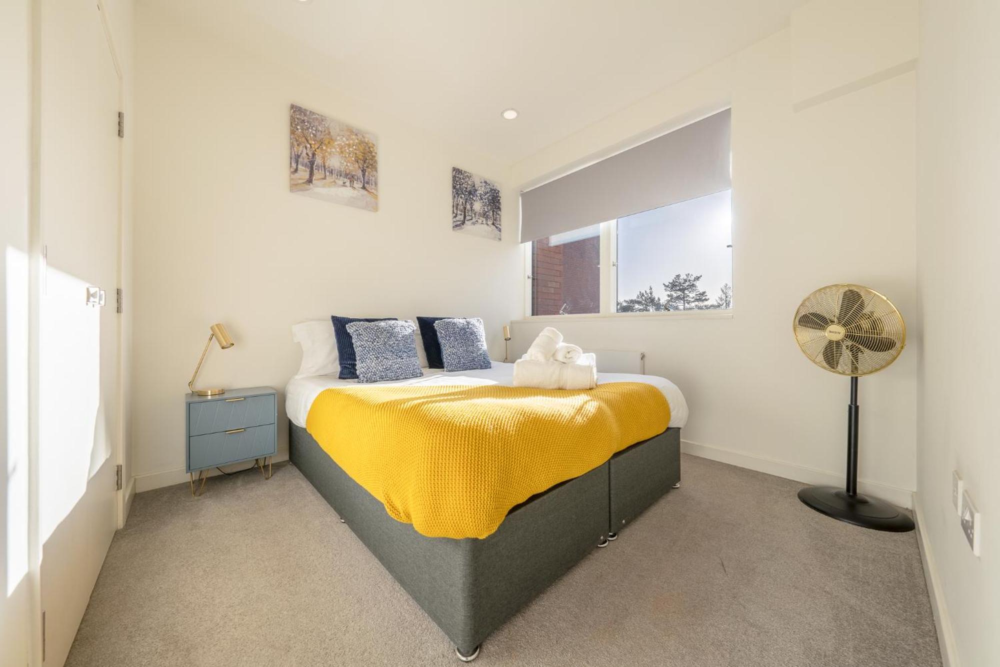 Luxury 1 Bedroom Serviced With Roof Terrace & Gym