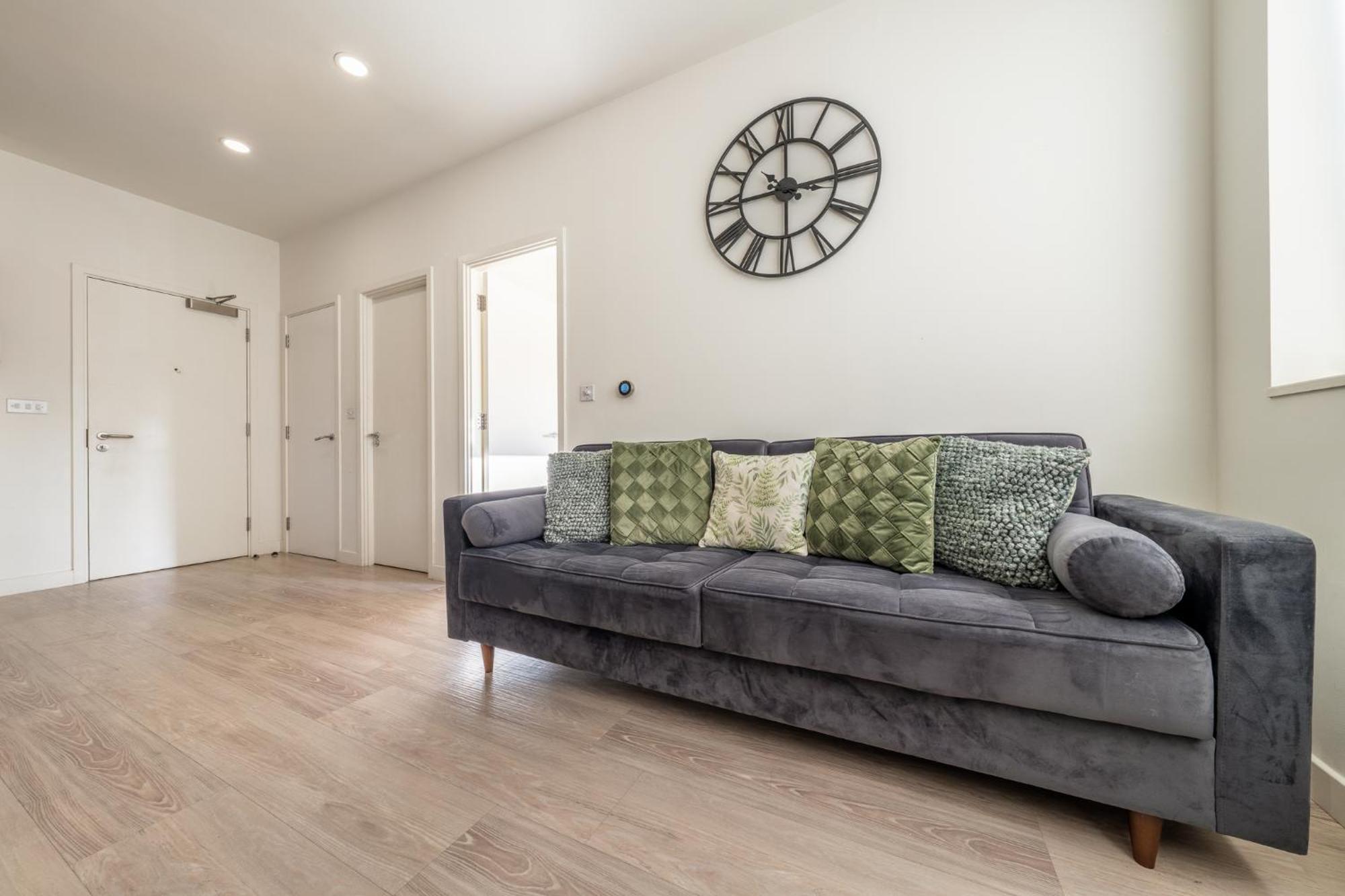 Luxury 1 Bedroom Serviced With Roof Terrace & Gym Apartment *