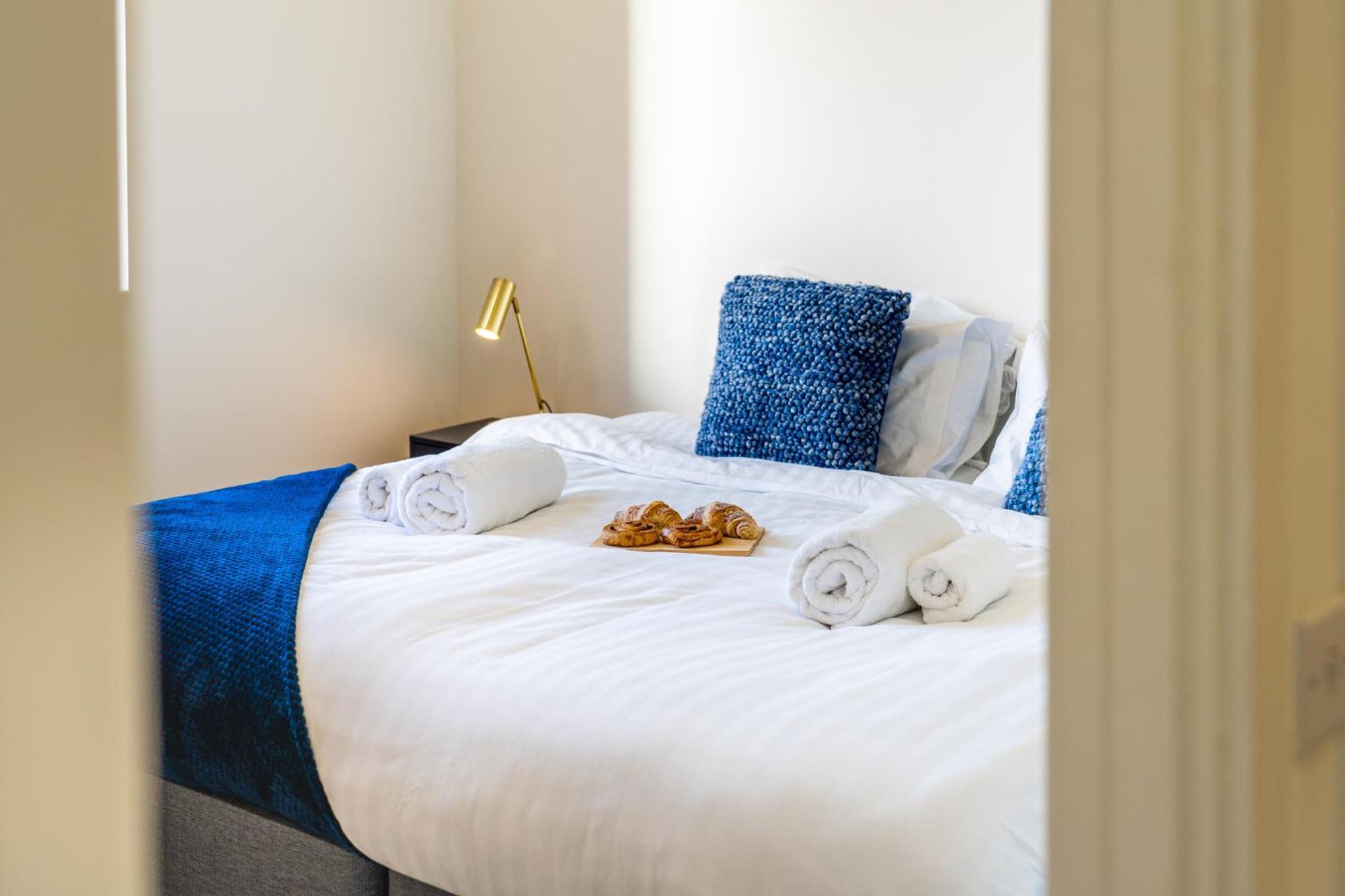 Luxury 1 Bedroom Serviced With Roof Terrace & Gym