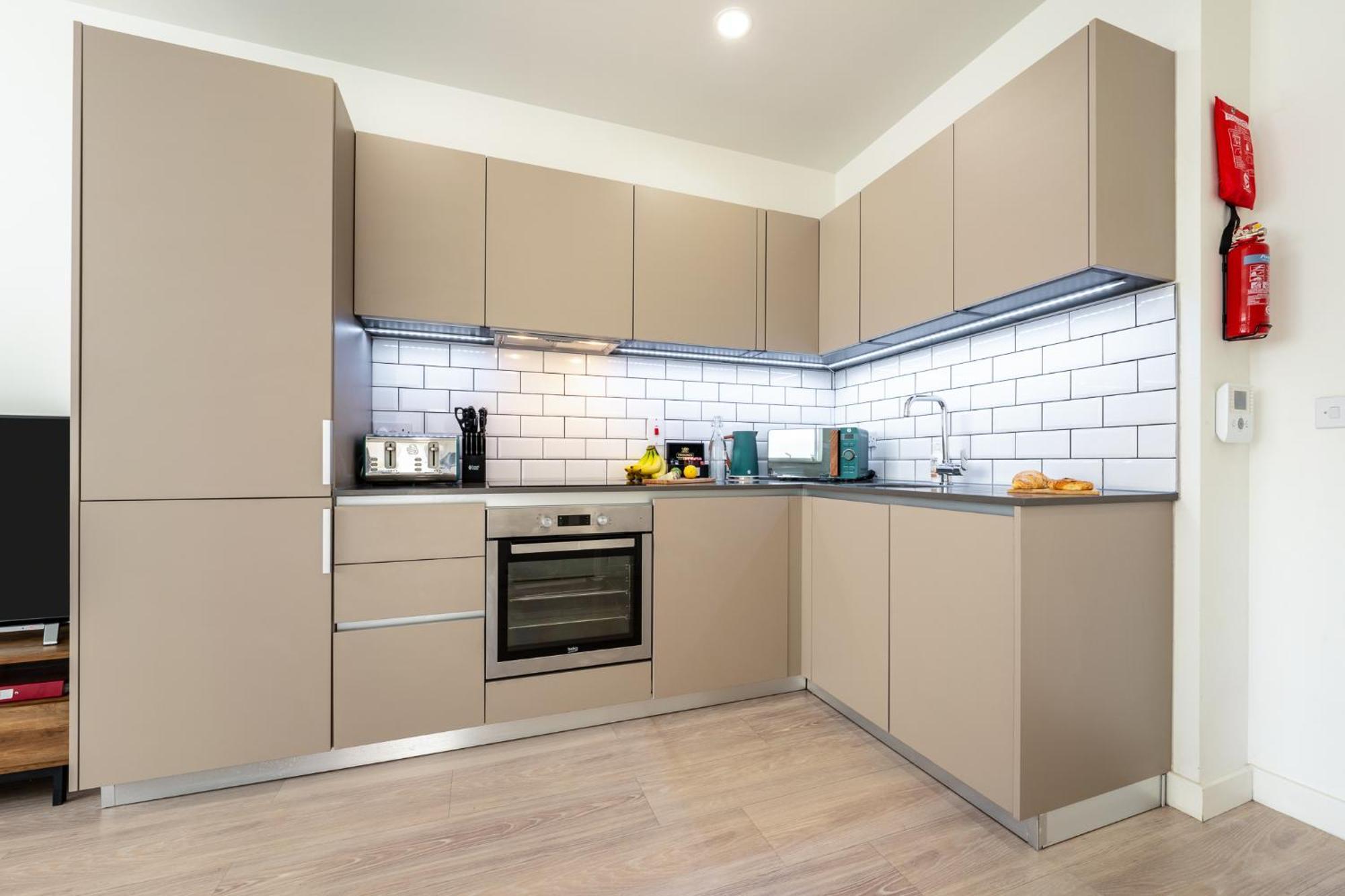 Luxury 1 Bedroom Serviced With Roof Terrace & Gym
