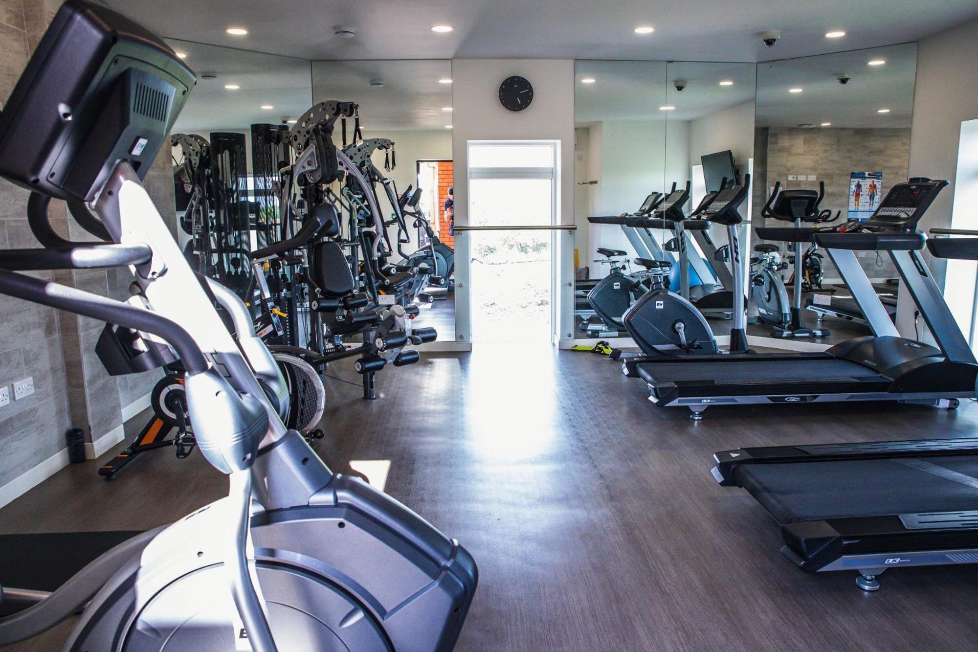 Luxury 1 Bedroom Serviced With Roof Terrace & Gym Apartment *
