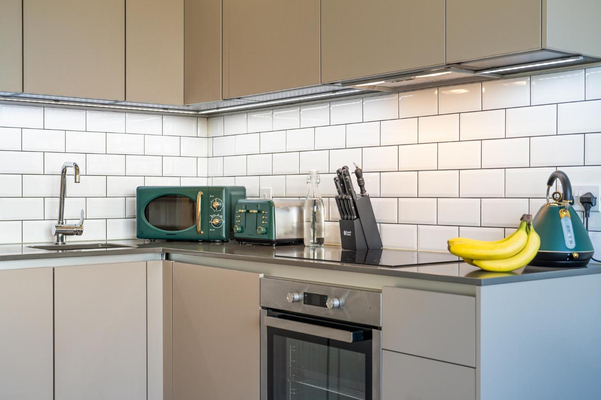 Luxury 1 Bedroom Serviced With Roof Terrace & Gym Apartment Stevenage