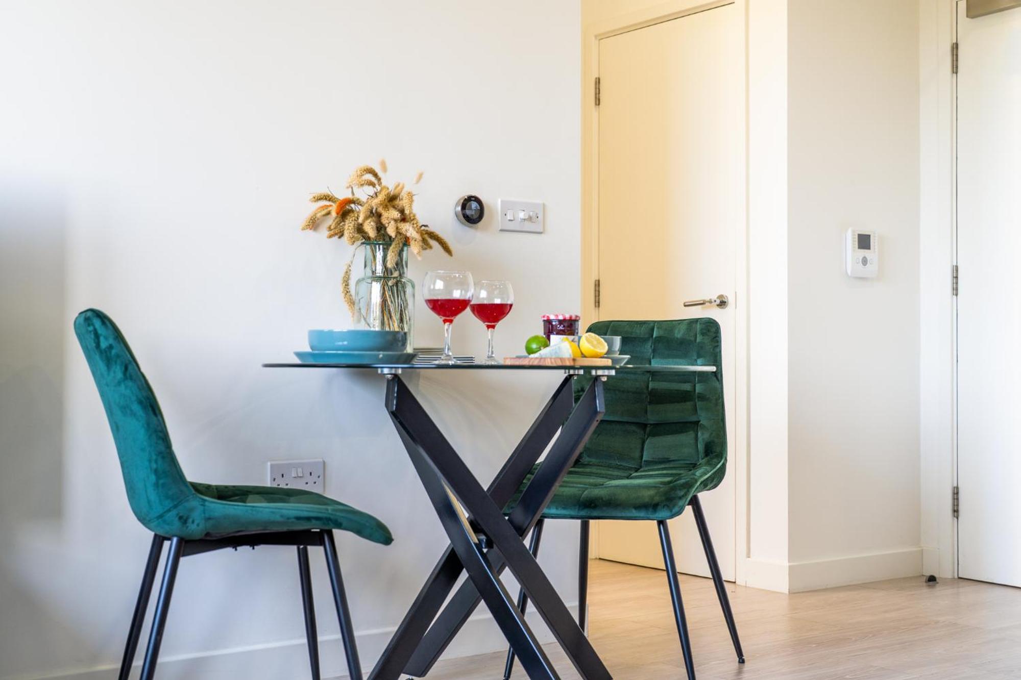 Luxury 1 Bedroom Serviced With Roof Terrace & Gym Apartment Stevenage