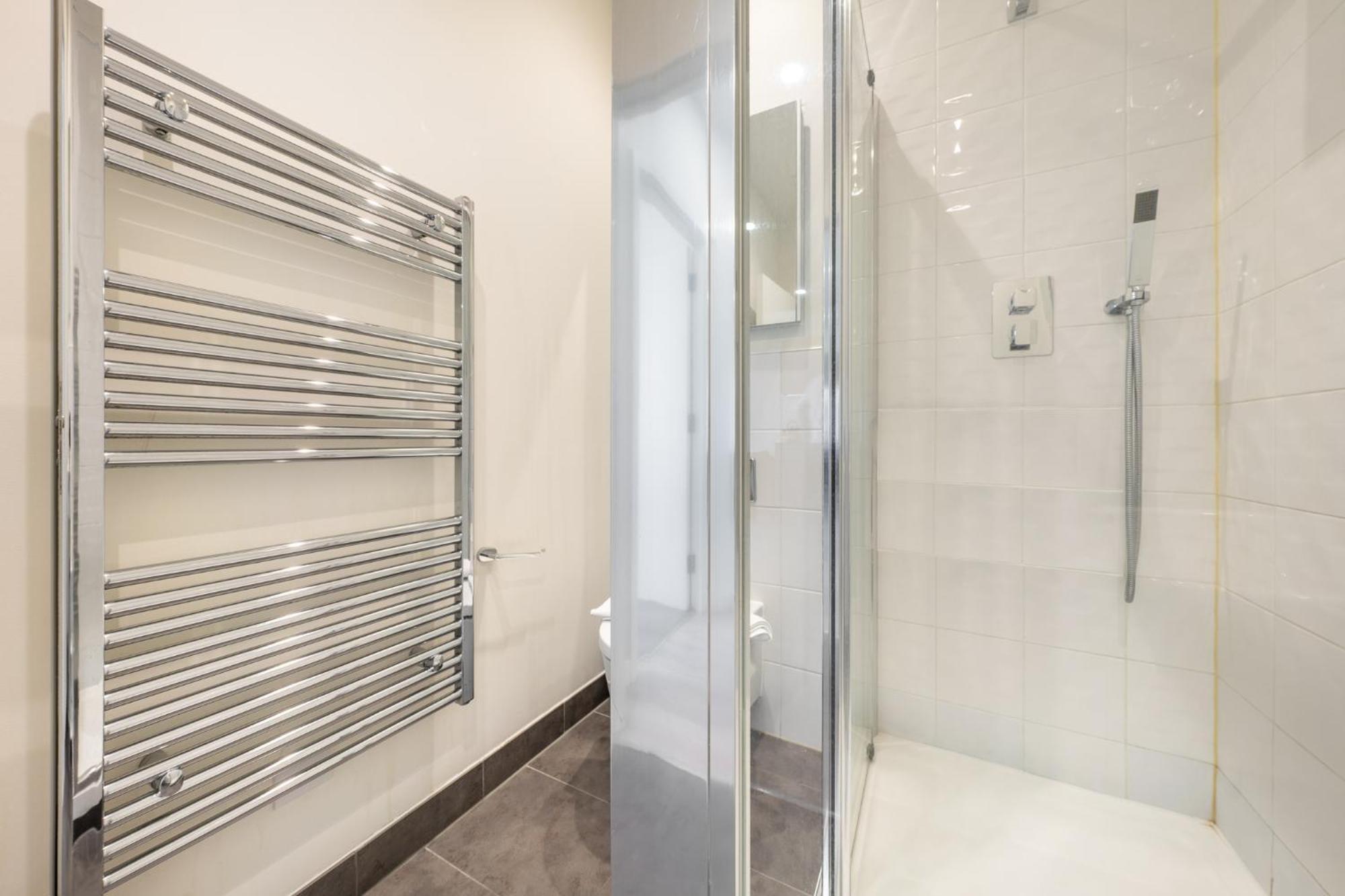 Luxury 1 Bedroom Serviced With Roof Terrace & Gym Apartment *