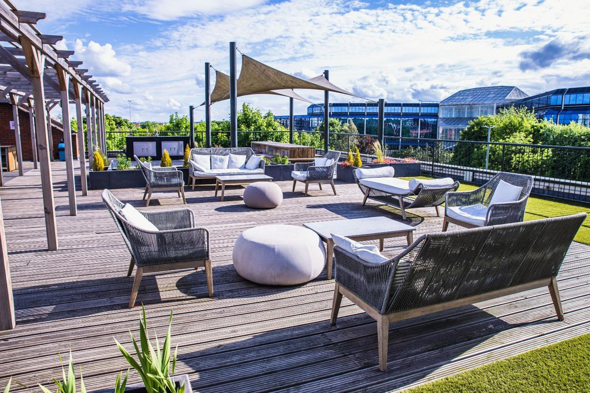 Luxury 1 Bedroom Serviced With Roof Terrace & Gym *