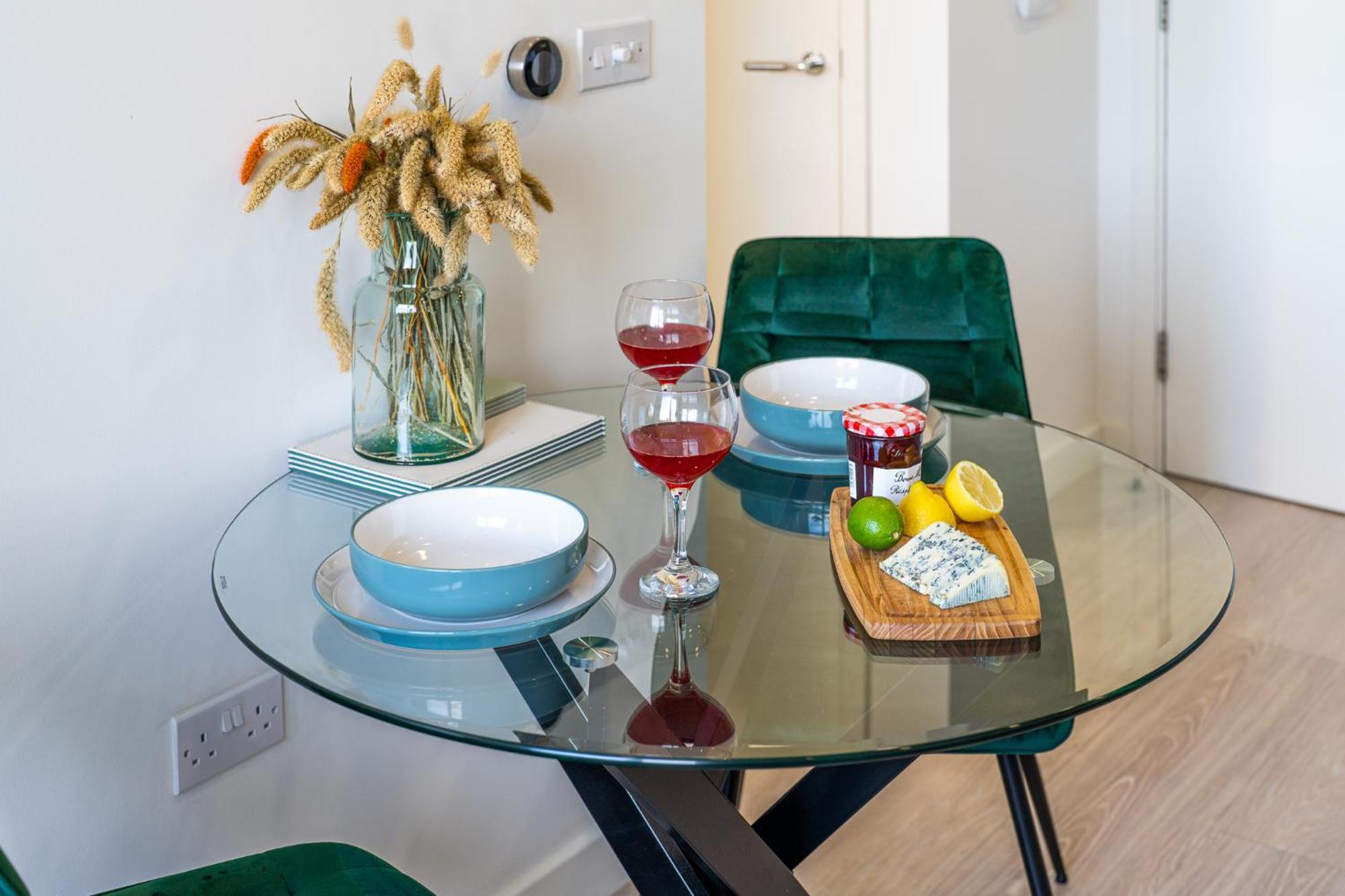 Luxury 1 Bedroom Serviced With Roof Terrace & Gym Apartment *