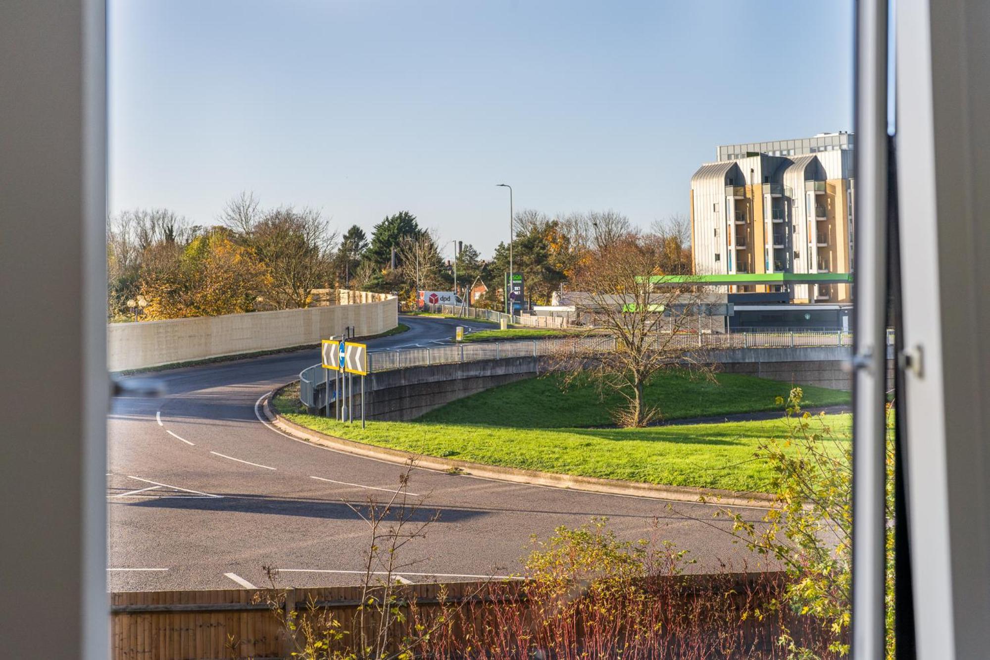 Luxury 1 Bedroom Serviced With Roof Terrace & Gym