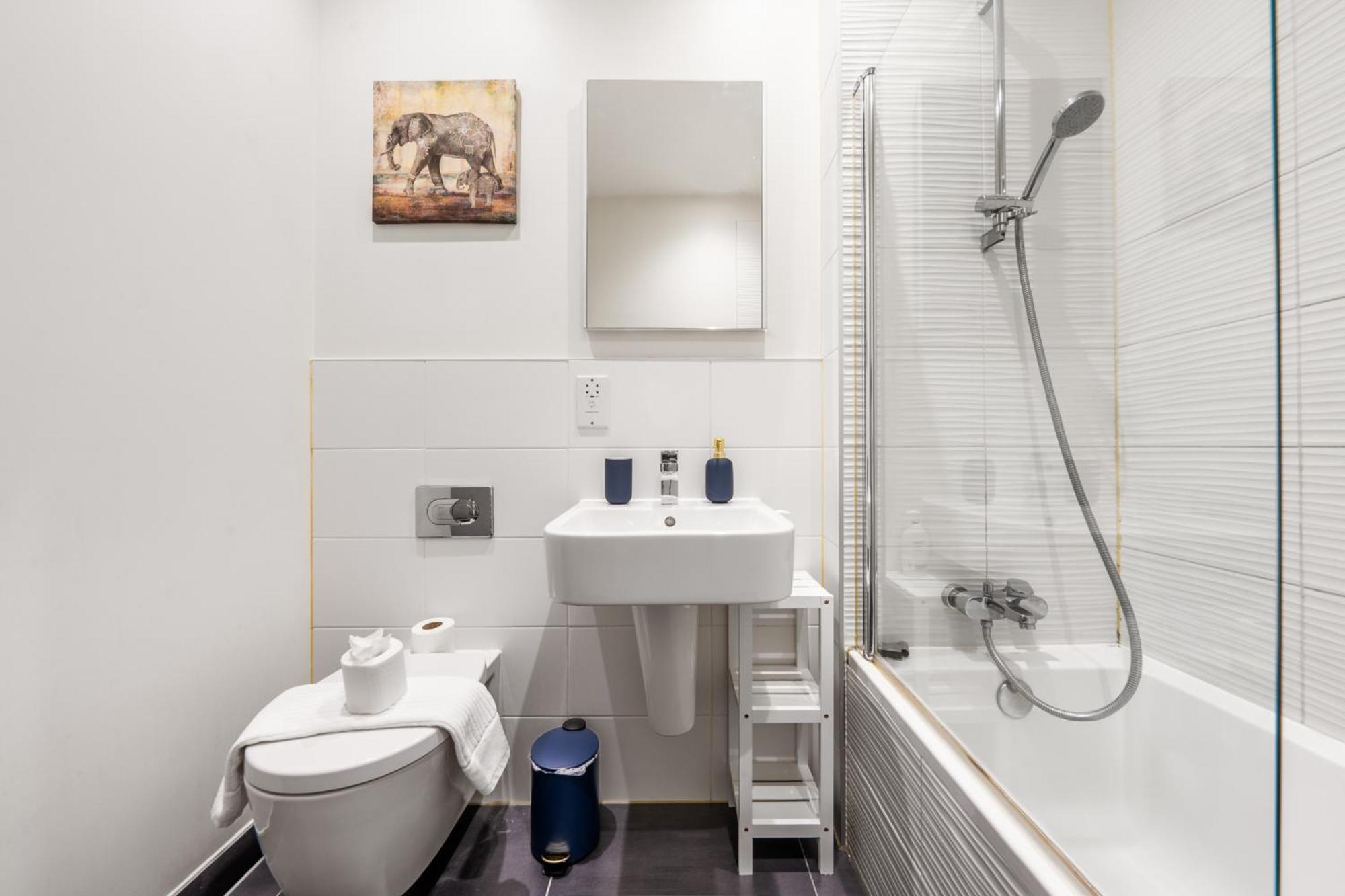 Luxury 1 Bedroom Serviced With Roof Terrace & Gym Apartment *