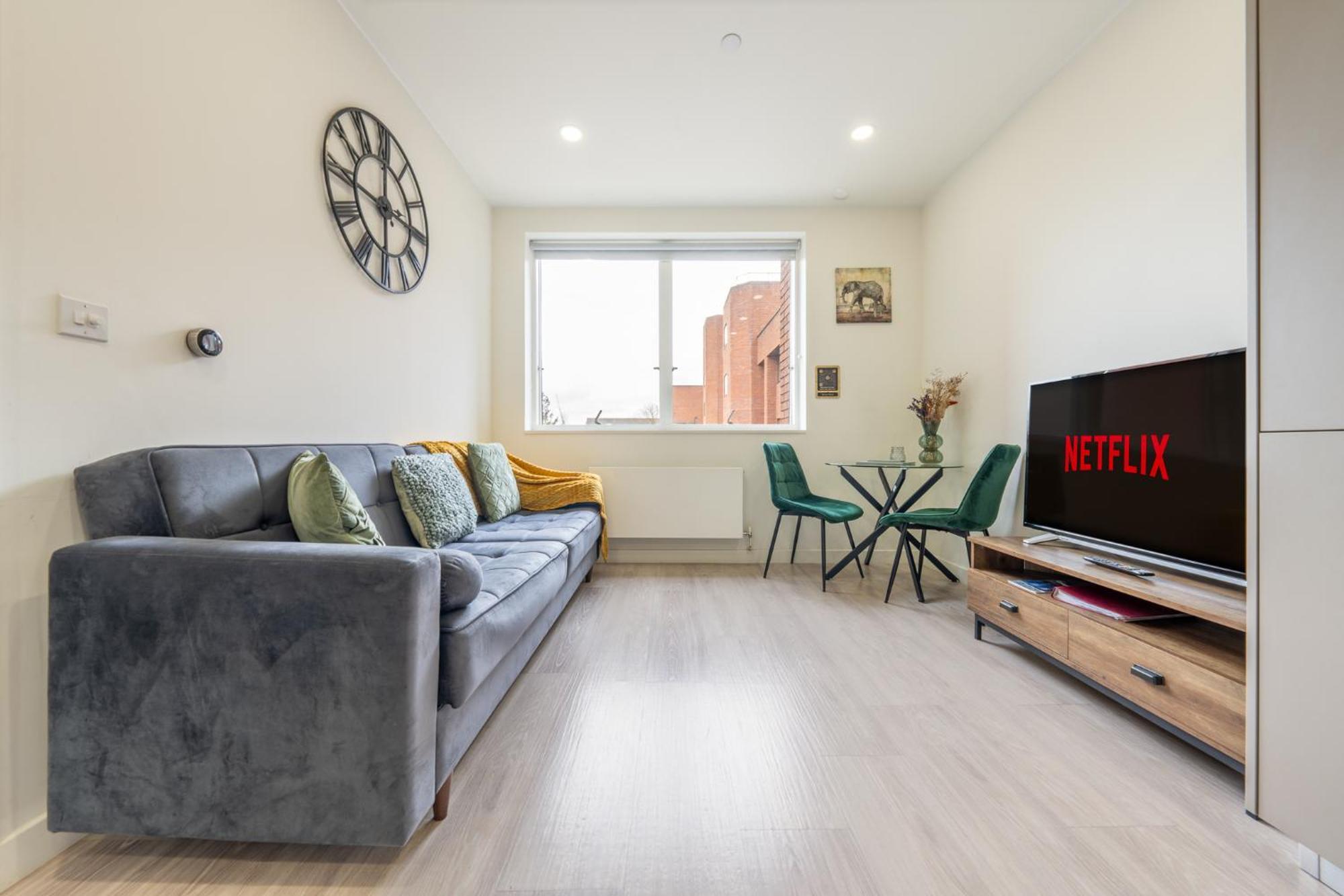 Luxury 1 Bedroom Serviced With Roof Terrace & Gym * Stevenage