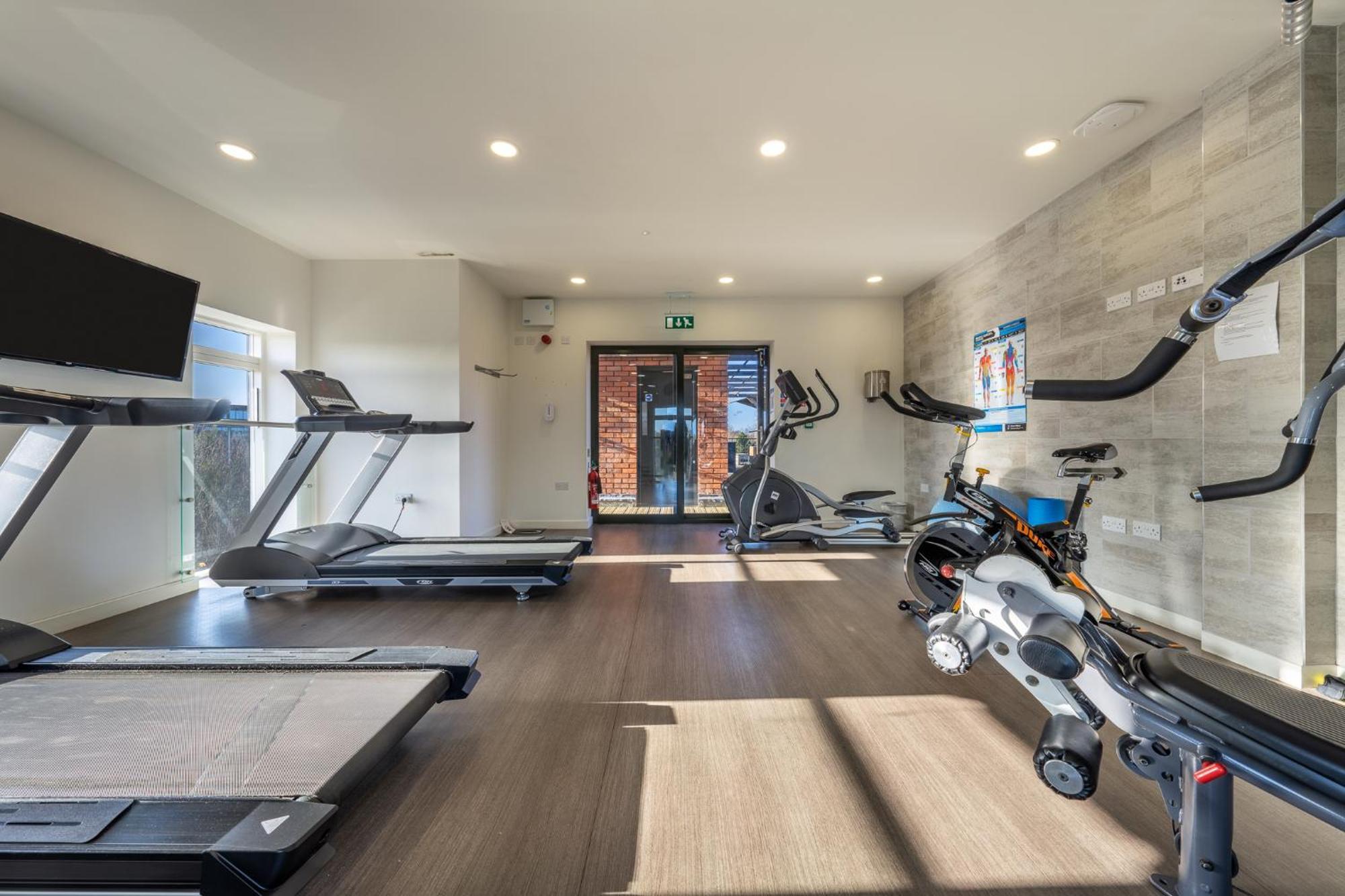 Apartment Luxury 1 Bedroom Serviced With Roof Terrace & Gym *