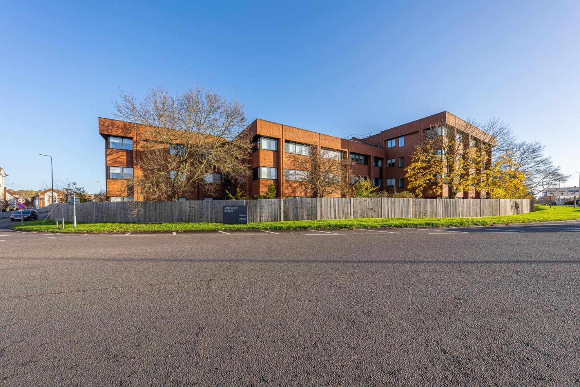 Luxury 1 Bedroom Serviced With Roof Terrace & Gym Apartment *