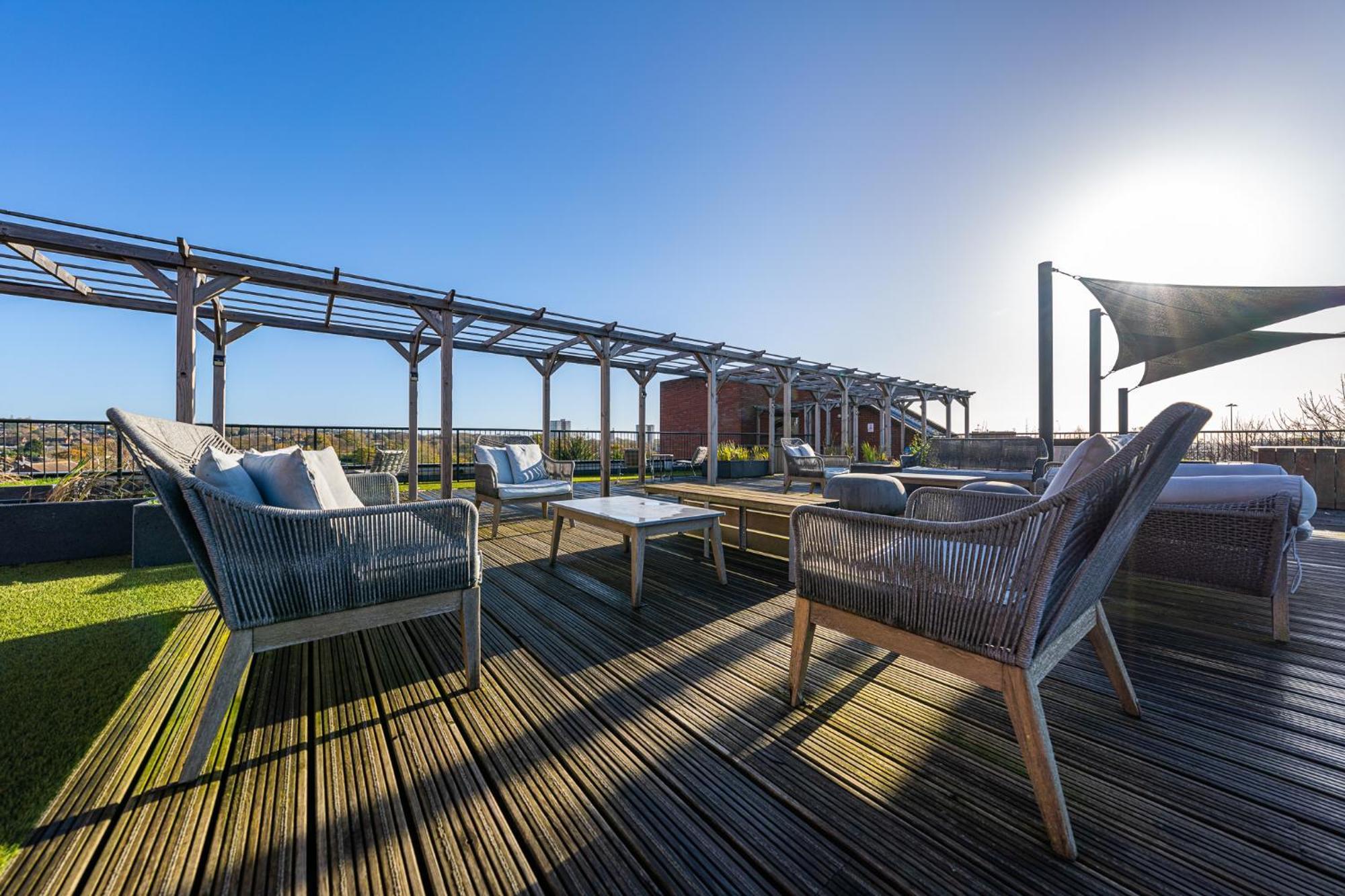 Luxury 1 Bedroom Serviced With Roof Terrace & Gym Apartment