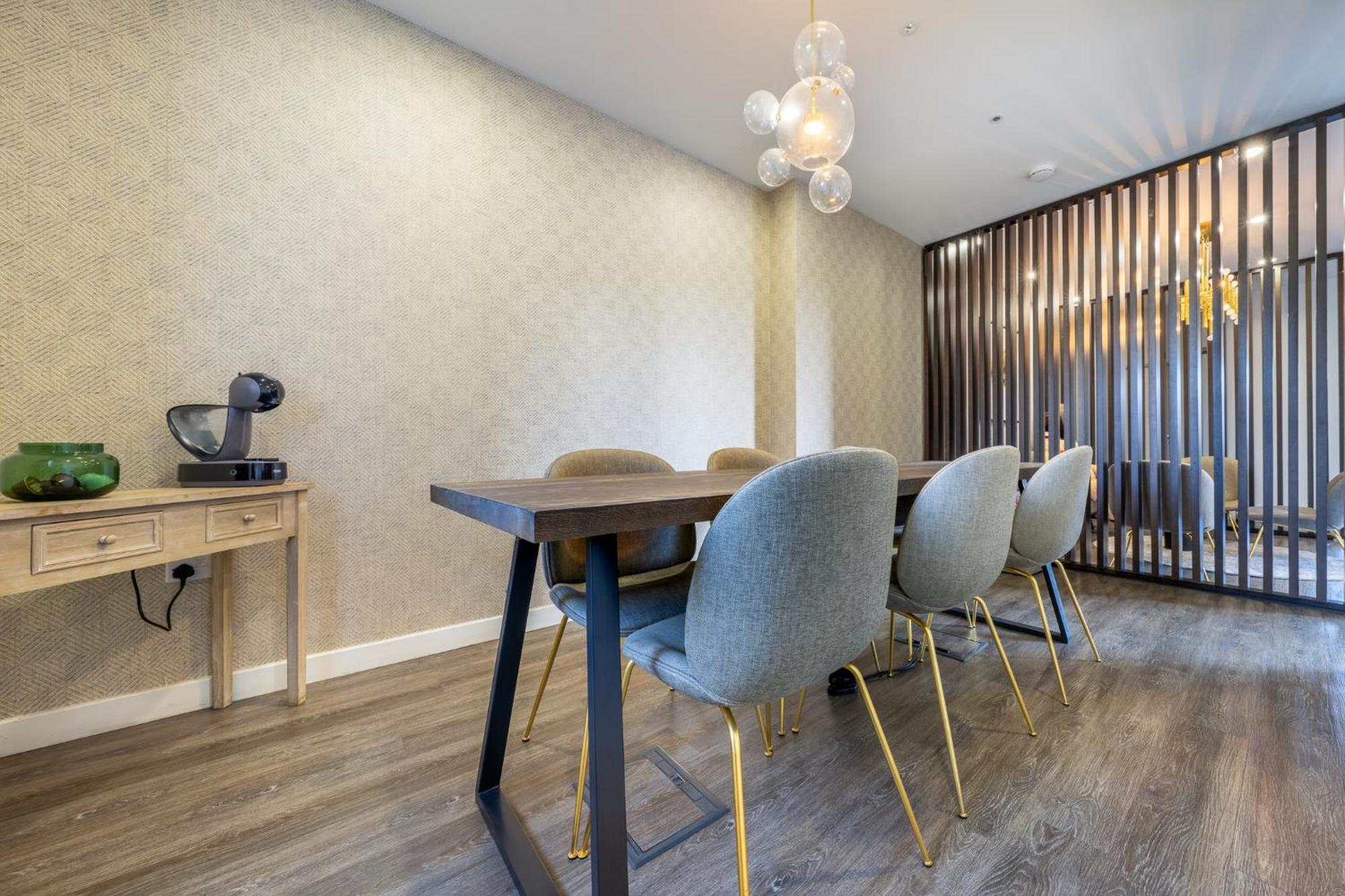 Apartment Luxury 1 Bedroom Serviced With Roof Terrace & Gym *