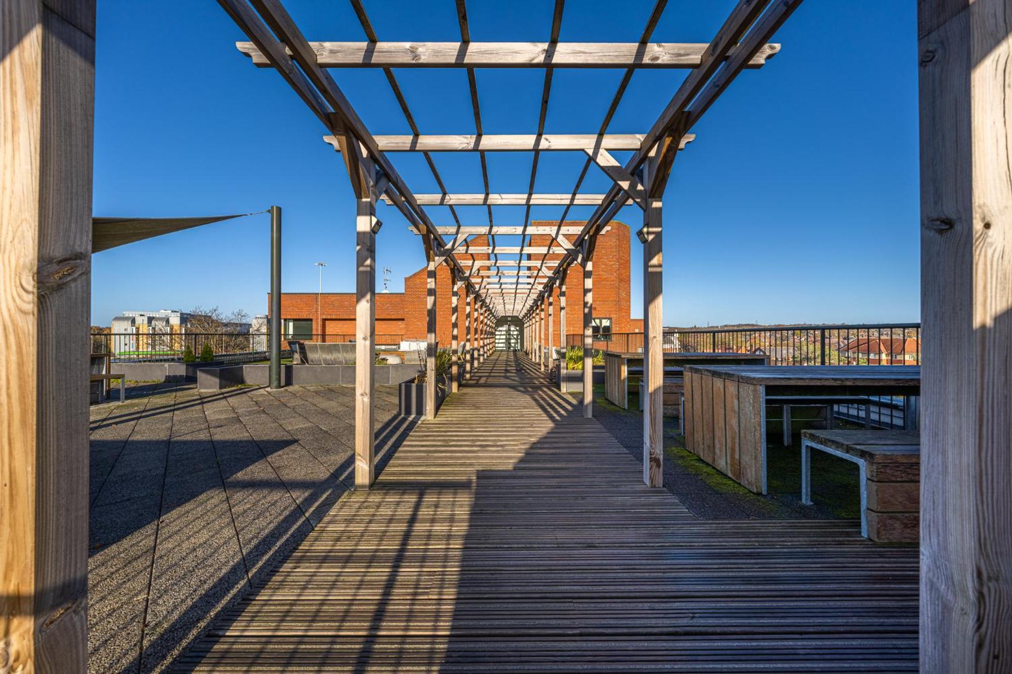 Luxury 1 Bedroom Serviced With Roof Terrace & Gym *