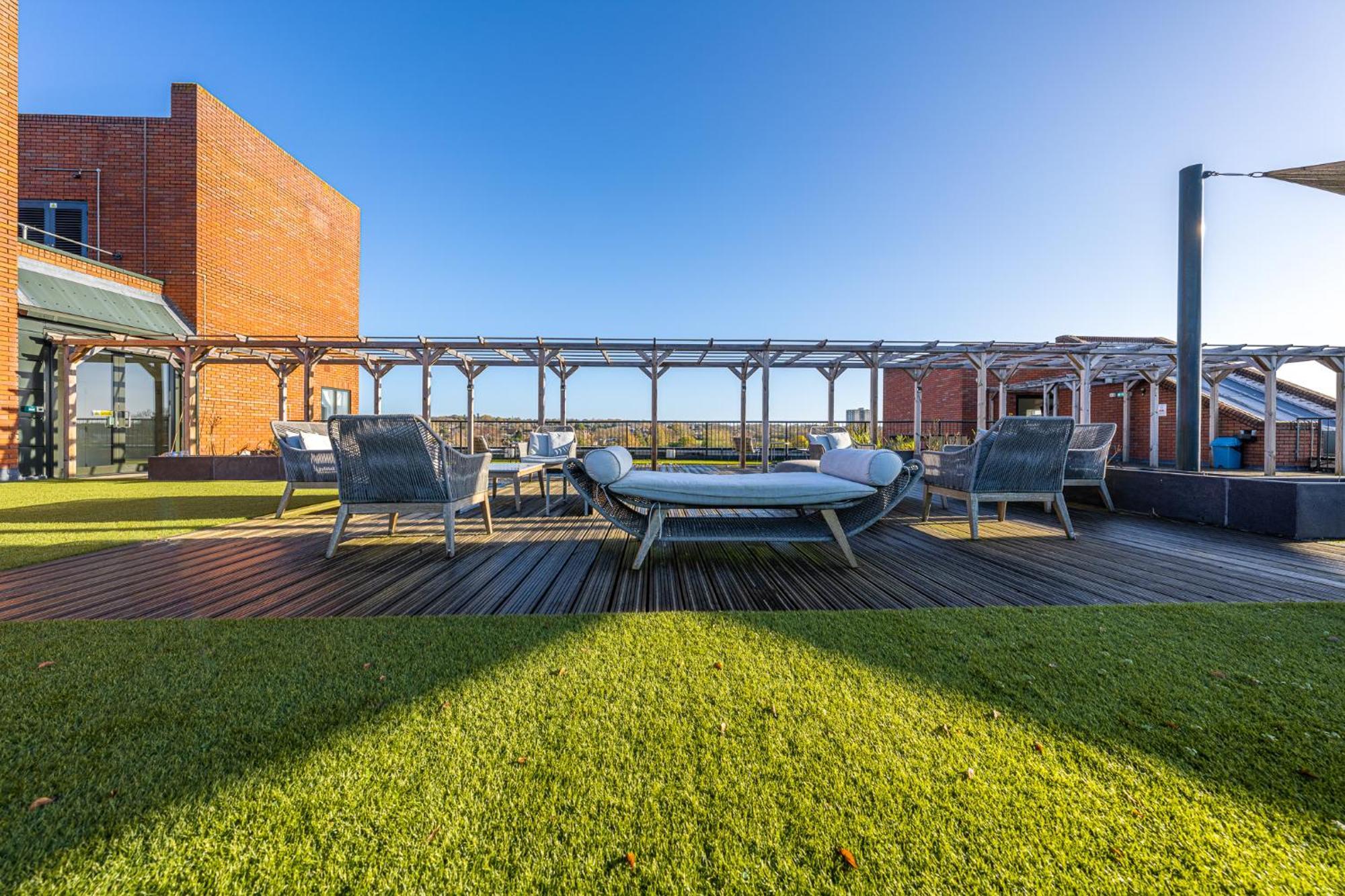 Apartment Luxury 1 Bedroom Serviced With Roof Terrace & Gym *