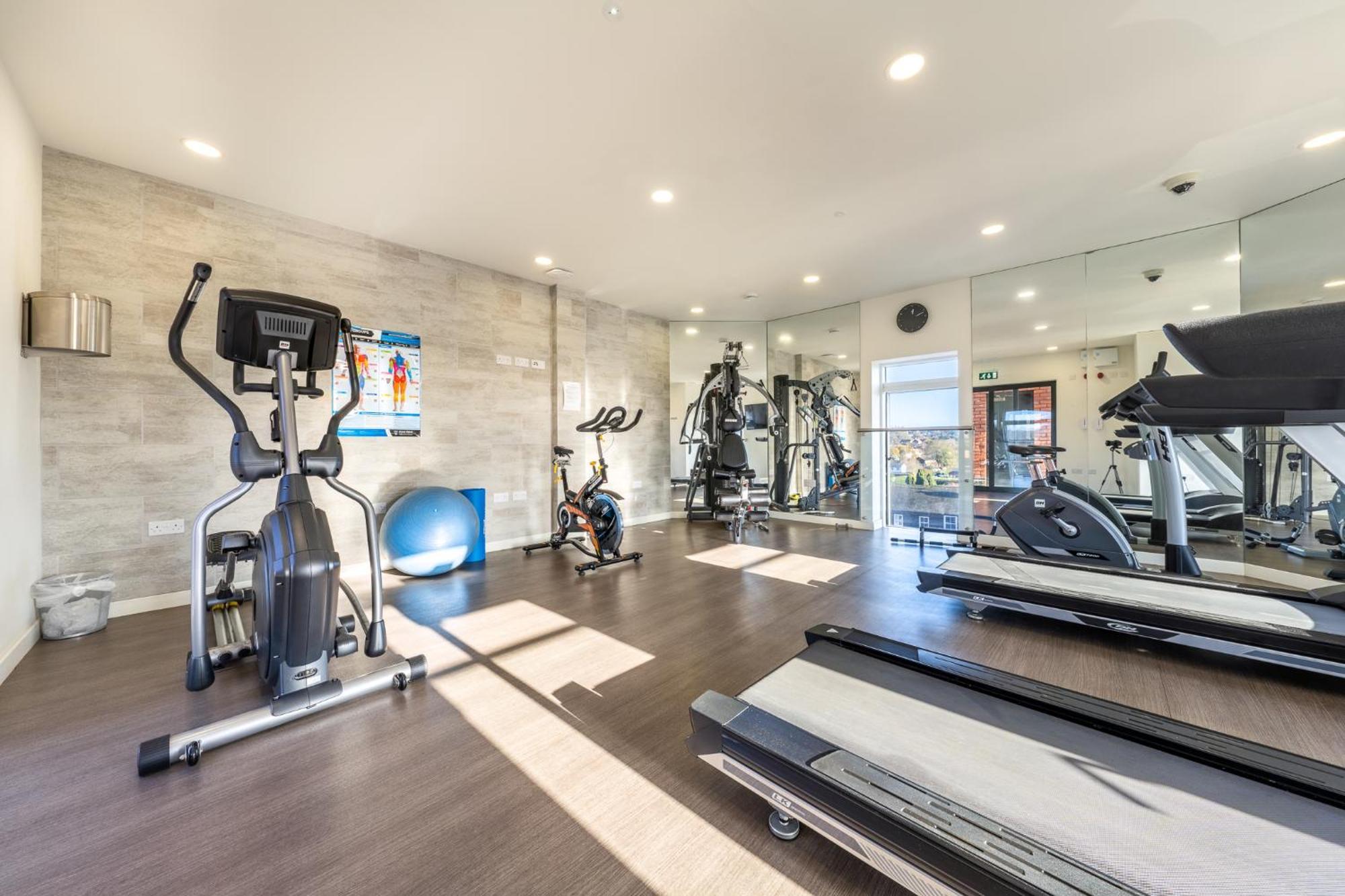 Luxury 1 Bedroom Serviced With Roof Terrace & Gym