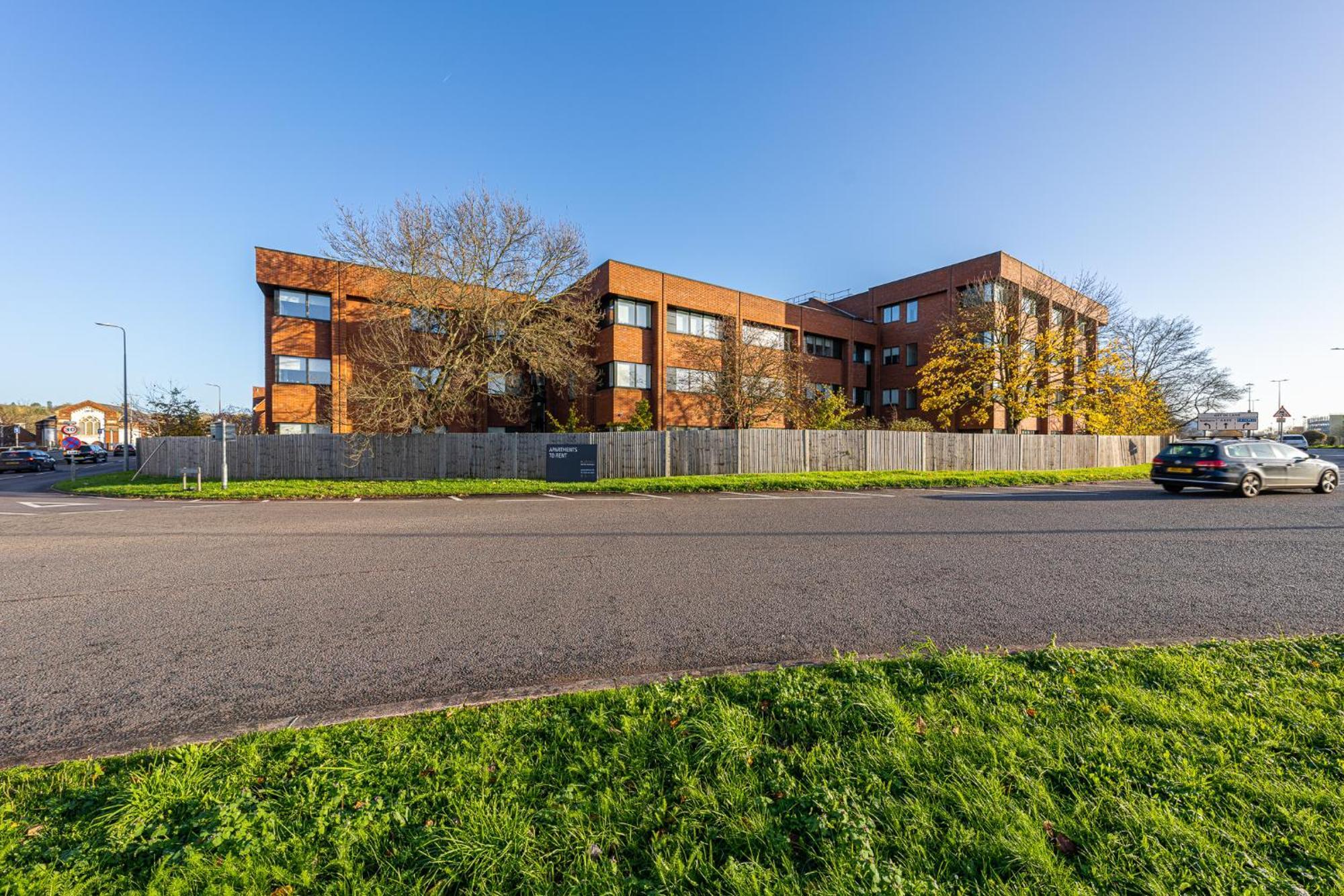 Luxury 1 Bedroom Serviced With Roof Terrace & Gym Apartment *